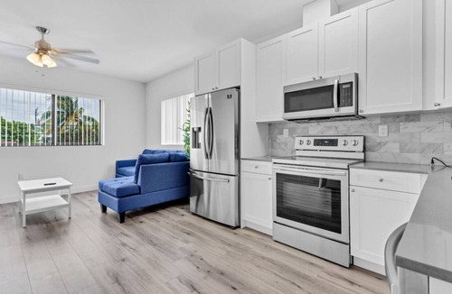 Seybold Apartment | Modern Stay near Design District