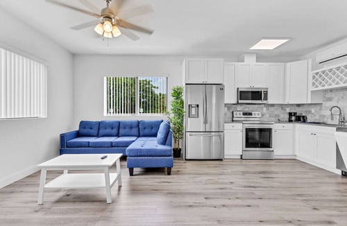 Seybold Apartment | Modern Stay near Design District