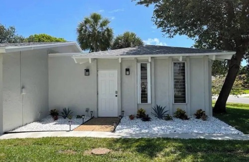 Boynton Beach Apartment | Modern Studio 5mins from Beach and Downtown Delray