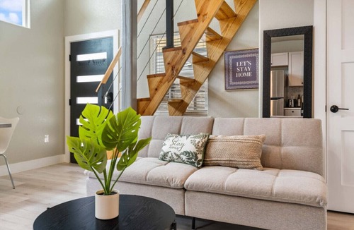 St. Johns House | Modern Studio + Loft & Full Bath | Cozy Stay