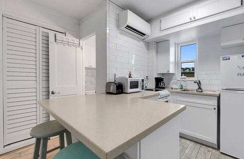 Capri Isle Condo | 🌴 Modern Studio w/Pool views Steps to Beach ➠ Tropic Terrace #50