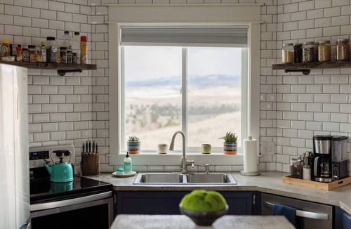 Stevensville Apartment | Modern Tiny House with Spectacular Views