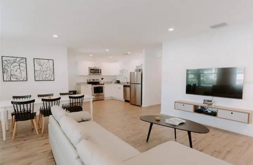 Bradenton Apartment | Modern Top Floor Rental Unit near Anna Maria Island