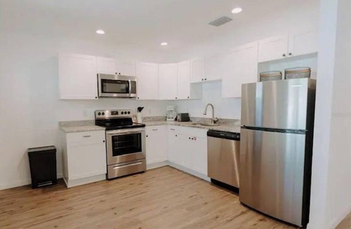 Bradenton Apartment | Modern Top Floor Rental Unit near Anna Maria Island