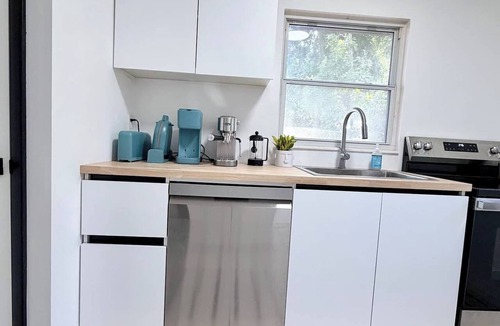 Whitfield House | Modern Tropical Luxe Villa ~ King Beds ~ Near Lido Beach + Eateries + Downtown.