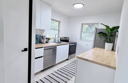 Whitfield House | Modern Tropical Luxe Villa ~ King Beds ~ Near Lido Beach + Eateries + Downtown.