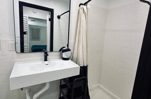 Whitfield House | Modern Tropical Luxe Villa ~ King Beds ~ Near Lido Beach + Eateries + Downtown.