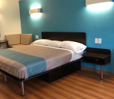 Daytona Beach Hotel | Motel 6-Daytona Beach, FL - Speedway