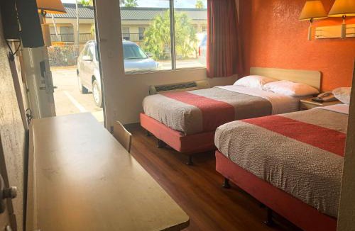 Doctors Inlet Hotel | Motel 6-Jacksonville, FL - Orange Park