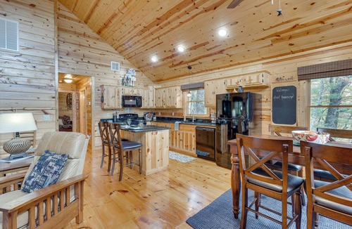 Murphy Cottage | Mount Haven Retreat : Escape With Screened Porch!