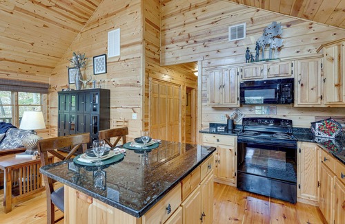 Murphy Cottage | Mount Haven Retreat : Escape With Screened Porch!