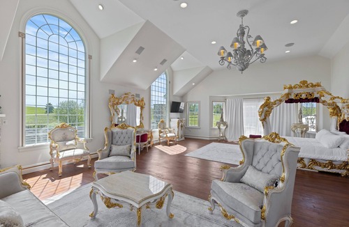 Mt. Bethel House | Mountain Valley Mansion/200-Acre Farm/Sleeps 34/Outdoor Pool + Jacuzzi