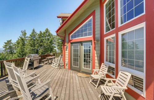 Eureka House | Mountain Views & Deck: Spacious Eureka Getaway!