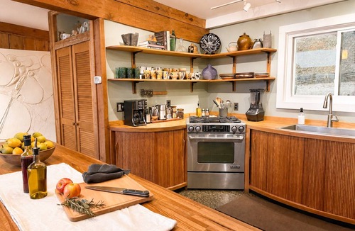 Bakersville Cabin | Mt Mitchell Views 5 Min to Penland 2 King Suites