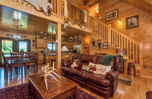 Piney Creek Cabin | Mtn-View Deck: Cabin Near New River State Park!