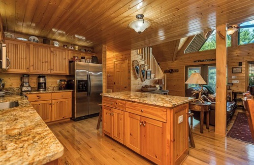 Piney Creek Cabin | Mtn-View Deck: Cabin Near New River State Park!