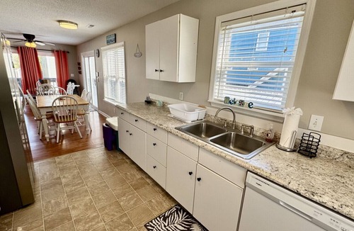 Surfside Beach House | Myrtle Beach-Steps to beach-Ocean Lakes-2 Golf Carts
