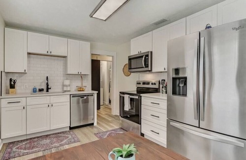 Lakeshore South House | Near 5 Historic points | Hospital,shops,River