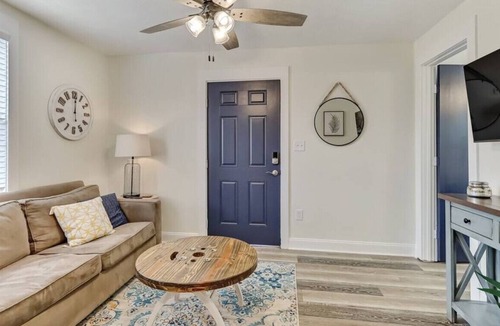 Lakeshore South House | Near 5 Historic points | Hospital,shops,River