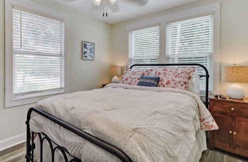 Lakeshore South House | Near 5 Historic points | Hospital,shops,River