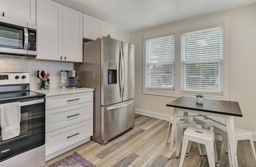 Lakeshore South House | Near 5 Historic points | Hospital,shops,River