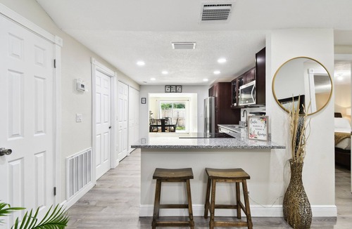 Bearss Plaza House | Near Airport, Hospital, Beach - The Perfect Experience in sunny Tampa
