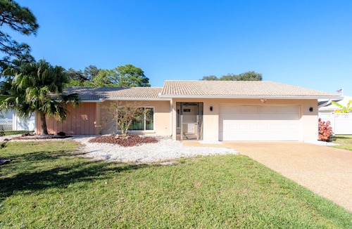 Gulf Gate Estates House | New 2b/2b home w/a heated pool & hot tub near Siesta