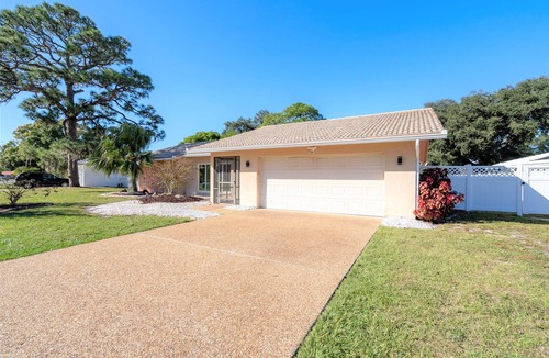 Gulf Gate Estates House | New 2b/2b home w/a heated pool & hot tub near Siesta