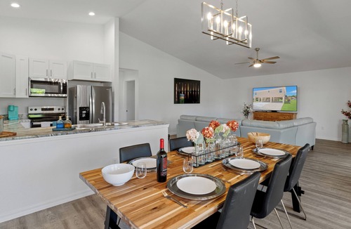 Homosassa Villa | New, August 2024! Beautiful porch, view of Marina