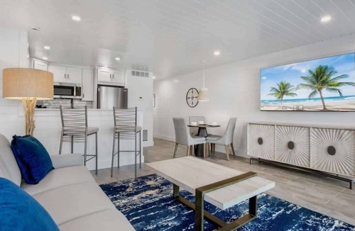 Holmes Beach Villa | NEW!~ Beach Front/Heated Pool! Coconuts 107