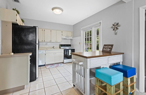 Clearwater House | NEW!Cheerful 2BD Home|DOGS OK| Mins Drive to Beach
