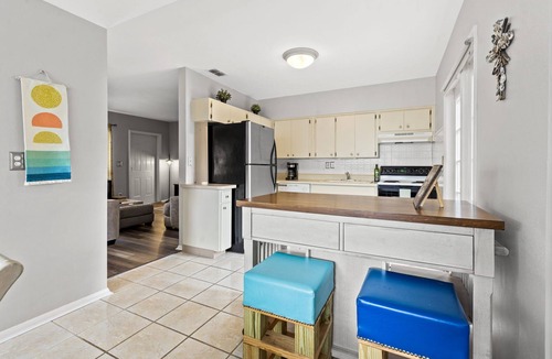 Clearwater House | NEW!Cheerful 2BD Home|DOGS OK| Mins Drive to Beach