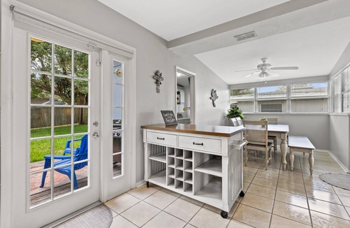 Clearwater House | NEW!Cheerful 2BD Home|DOGS OK| Mins Drive to Beach