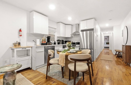 Jersey City Apartment | NEW Chic 2BR NYC MetLife Walk to TRAIN + Parking