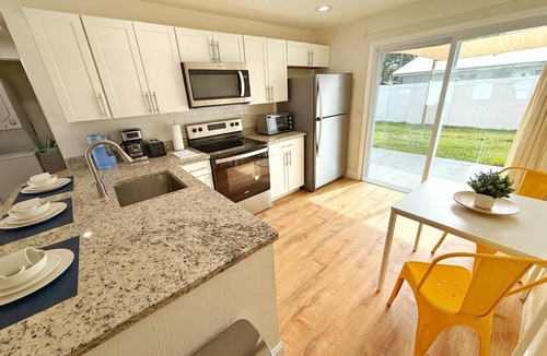 Allandale House | NEW! Cozy Sunshine-Up 6 Guests-Private Backyard