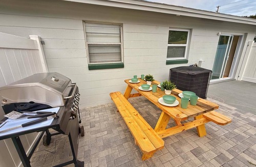 Allandale House | NEW! Cozy Sunshine-Up 6 Guests-Private Backyard