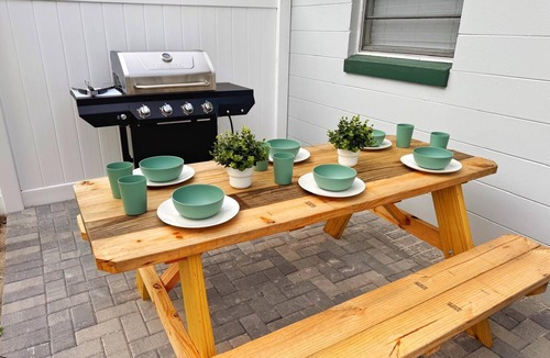 Allandale House | NEW! Cozy Sunshine-Up 6 Guests-Private Backyard