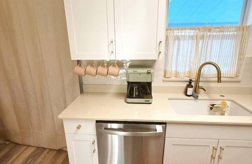 St. Petersburg - Clearwater House | NEW Designer Pool Oasis 10m to Downtown St Pete 15m to Beach