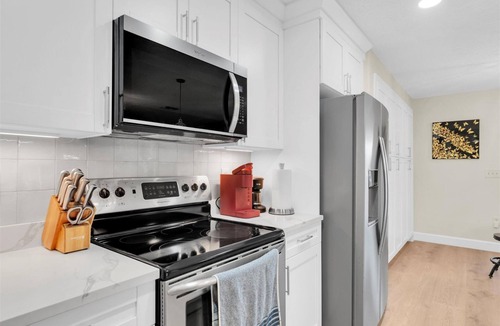 Palm Harbor House | NEW* KING Bed/Centrally Located/Near Parks & Beach