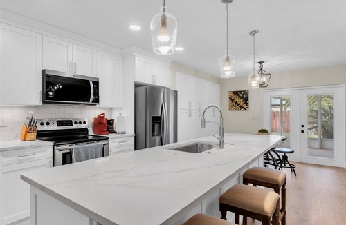 Palm Harbor House | NEW* KING Bed/Centrally Located/Near Parks & Beach