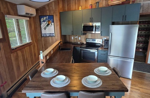 Beech Mountain Ski Chalet | New Kitchen! ‖ Hot Tub coming August 7th! ‖ 2 Mins to Slopes ‖ Paved Road Access