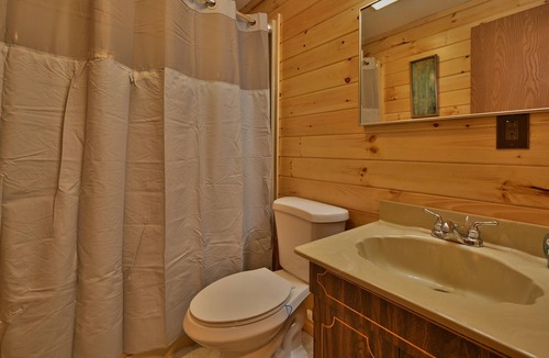 White Haven Cabin | NEW ! Lake front Lookout Log Cabin! Private Lake !
