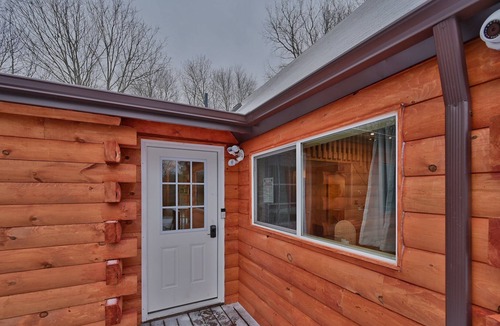 White Haven Cabin | NEW ! Lake front Lookout Log Cabin! Private Lake !