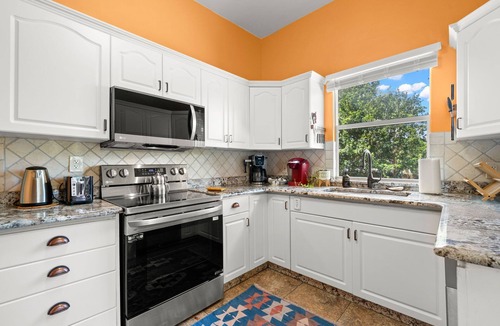 Dixieland House | NEW Lakeland Landing Cute Bungalow by Downtown