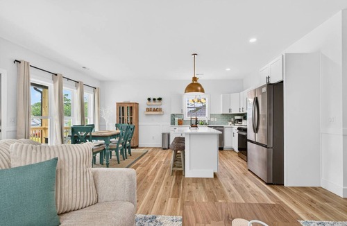 Tranquil Harbour House | New Listing Luxury House 5 Min Walk to Beach
