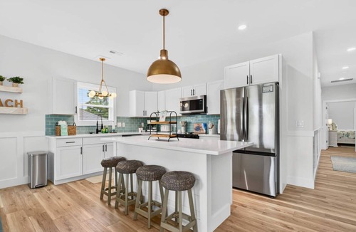 Tranquil Harbour House | New Listing Luxury House 5 Min Walk to Beach