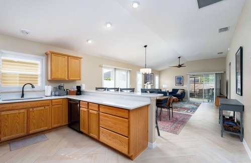 Collier House | New listing, seasoned host! 3/2, FREE golf, 4-seat cart, RESIDENT pass