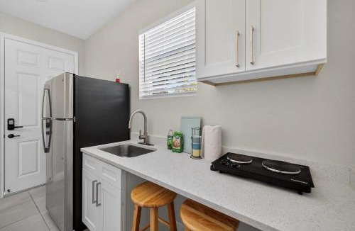 Bearss Plaza House | New Modern 1BR - Near Busch Gardens & Downtown