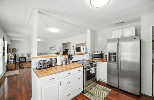 Vilano Beach House | New photos! Walk2Vilano Beach/King bed/dwntwn/pet/RV/Booat/Work trailer parking
