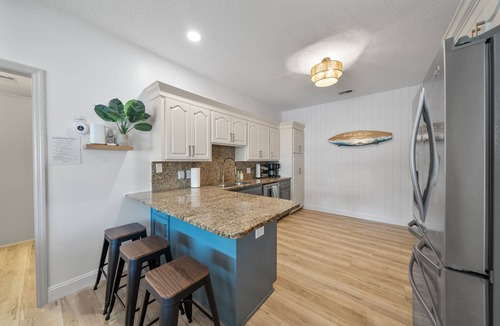 Thomas Drive House | NEW! Pool-Sauna-Gym-Pickleball-Bball-Games-Bunks-Beach-Family Retreat